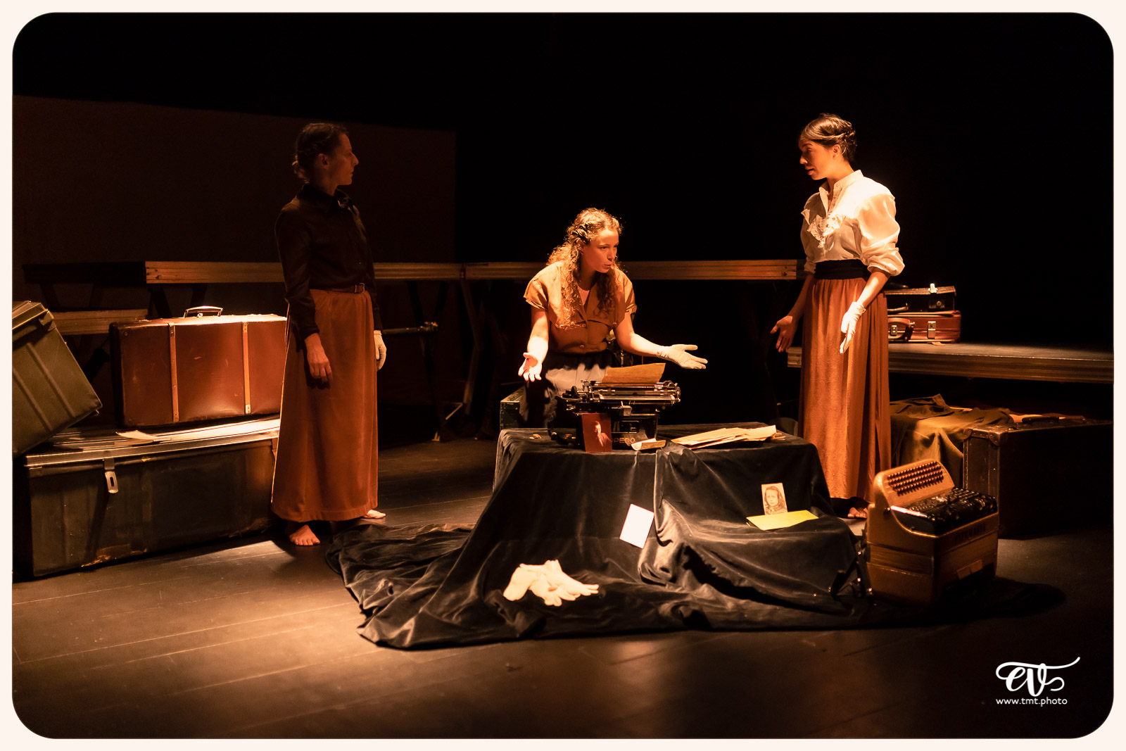 LA MESNIE H. - UN JOUR D'ÉTÉ